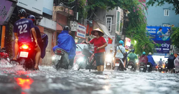 Mưa lớn đúng giờ tan tầm gây ngập cục bộ nhiều tuyến phố Hà Nội, giao thông hỗn loạn